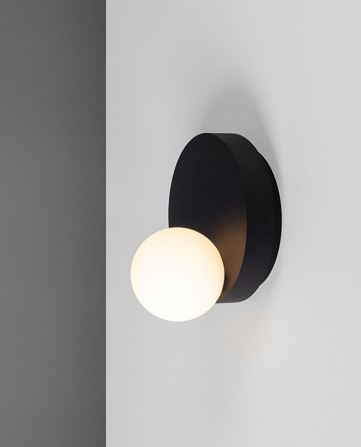 sort og hvit rund designlampe